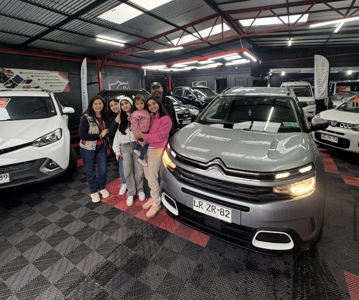 Familia feliz recibiendo su Citroën vendido en ACS Automotriz
