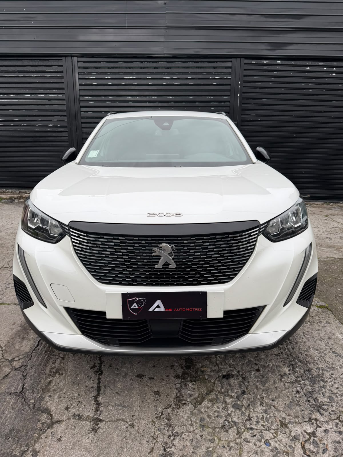 Peugeot 2008 2023 vista frontal