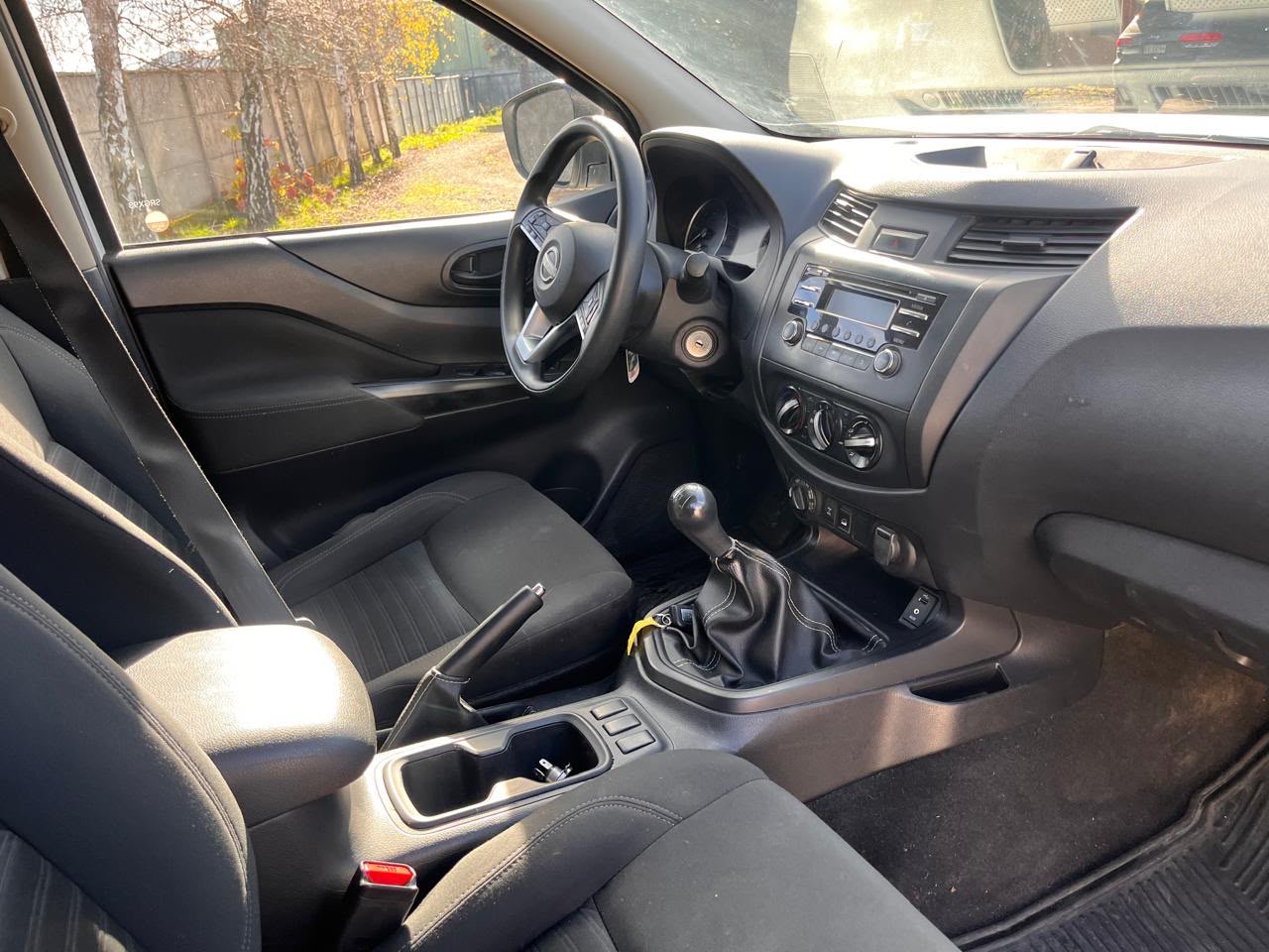 Nissan Navara 2023 interior y consola central