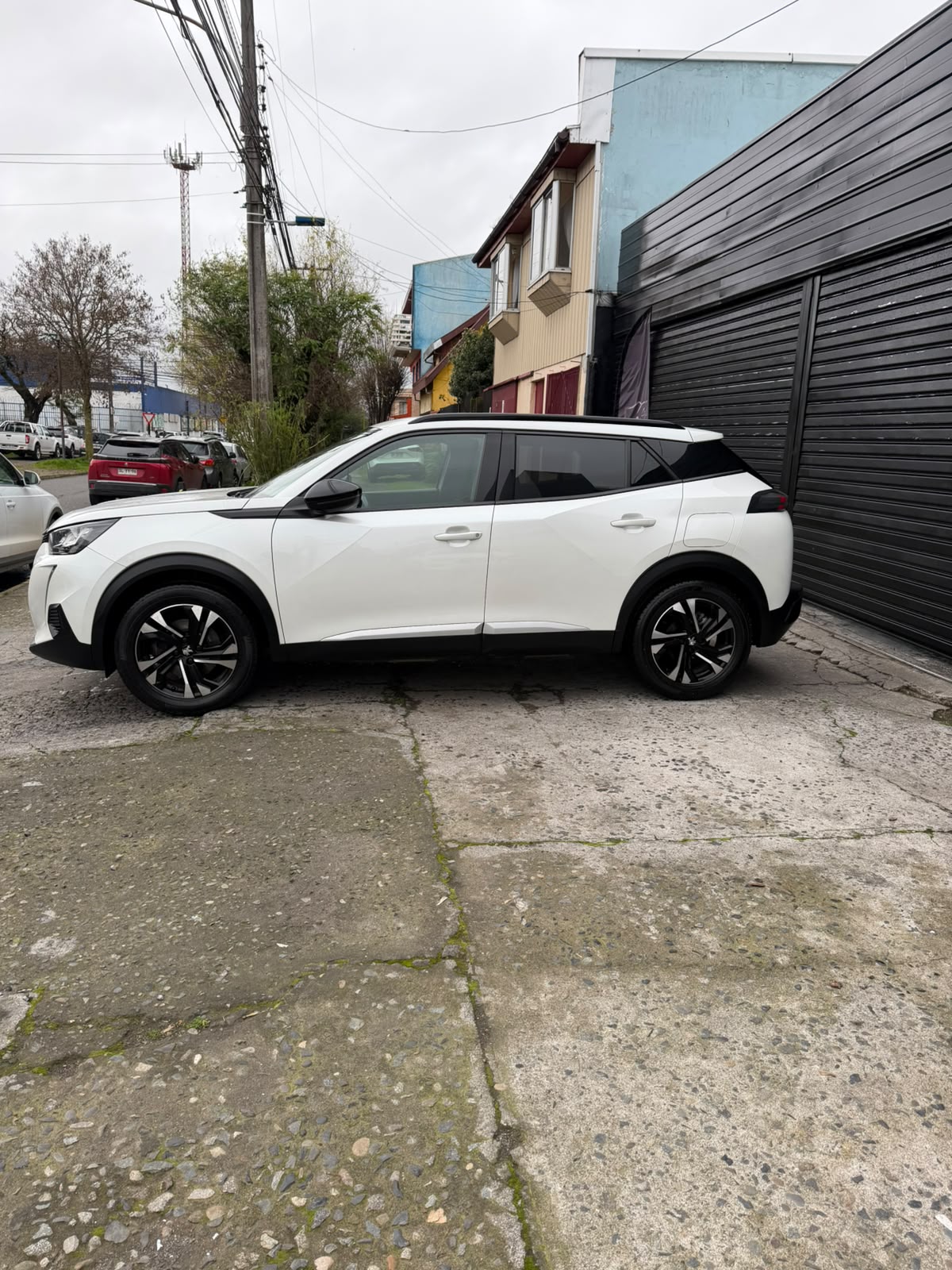 Peugeot 2008 2023 vista lateral