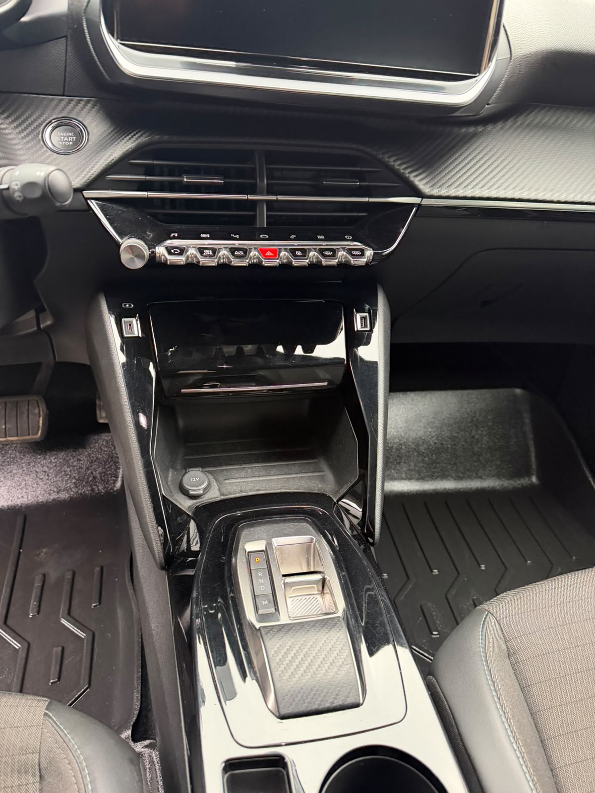Peugeot 2008 2023 interior y consola central