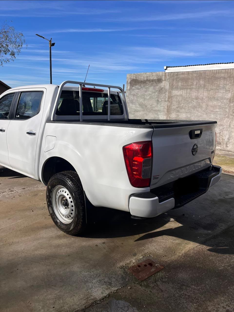 Nissan Navara 2023 vista trasera lateral