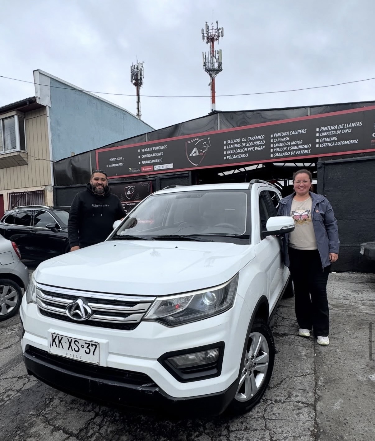 Clientes junto a su Changan blanco vendido en ACS Automotriz