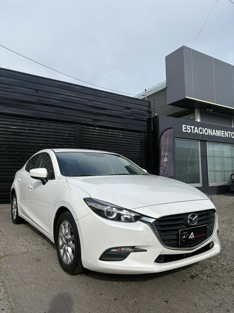 Mazda 3 2018 vista frontal lateral