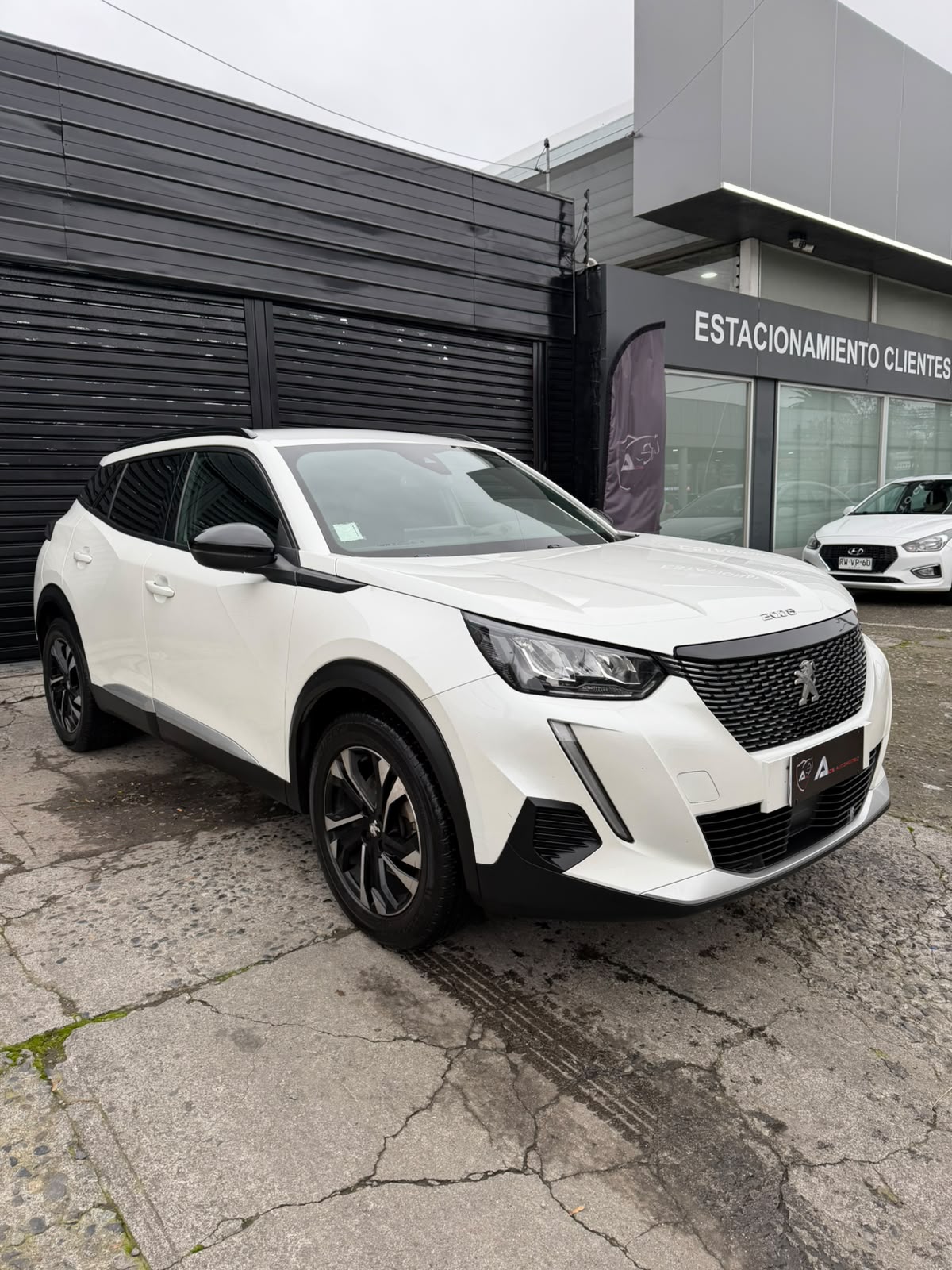 Peugeot 2008 2023 vista frente lateral