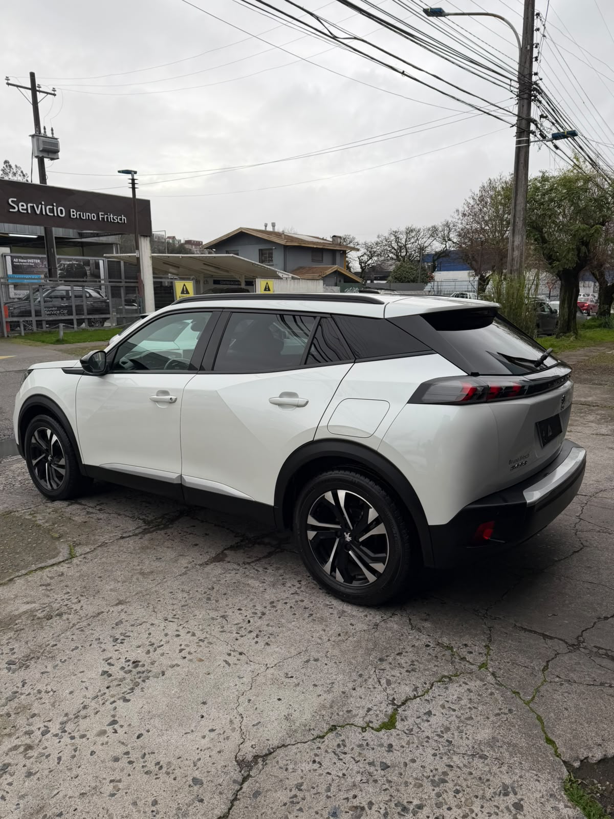 Peugeot 2008 2023 vista lateral trasera