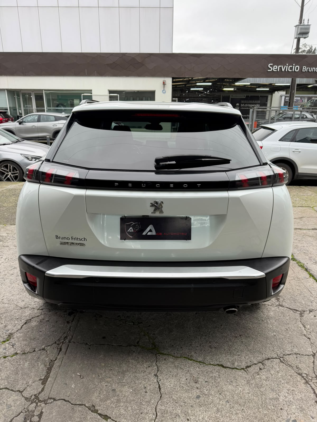 Peugeot 2008 2023 vista trasera