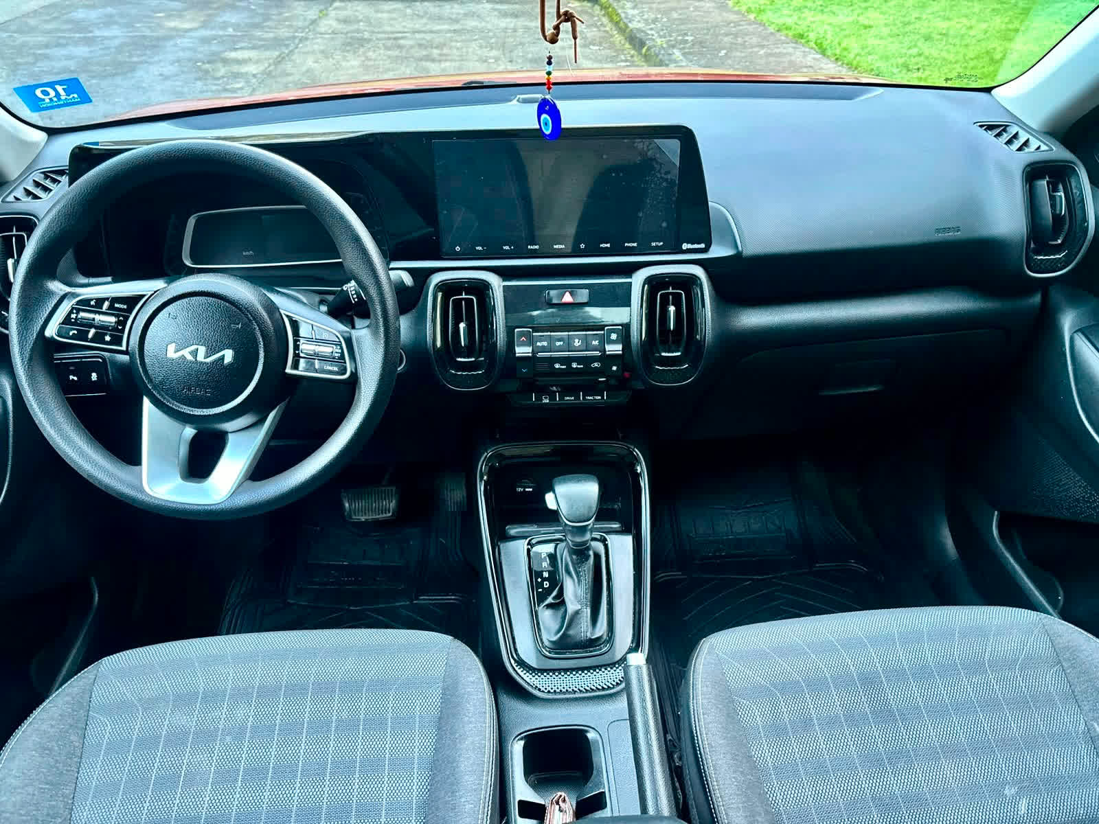Kia Sonet EX IVT 2024 interior y consola central